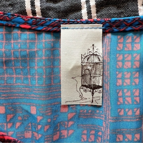 Bi-Level Dress with Geometric Print Size Medium. 100% Polyester - Picture 4 of 6